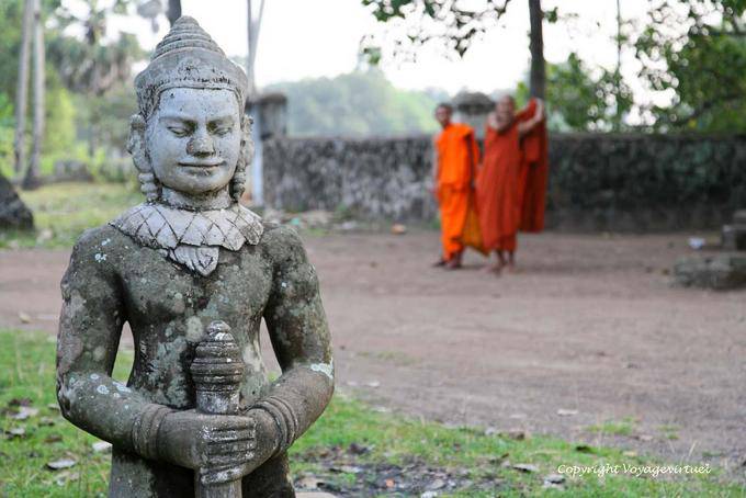 Statue Dvarapala, guardian of the temple, Wat Nokor, Kampong Cham - Cambodia