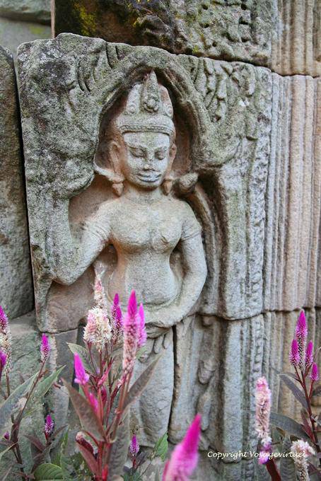 Flower and sculpture in sandstone, Wat Nokor, Kampong Cham - Cambodia