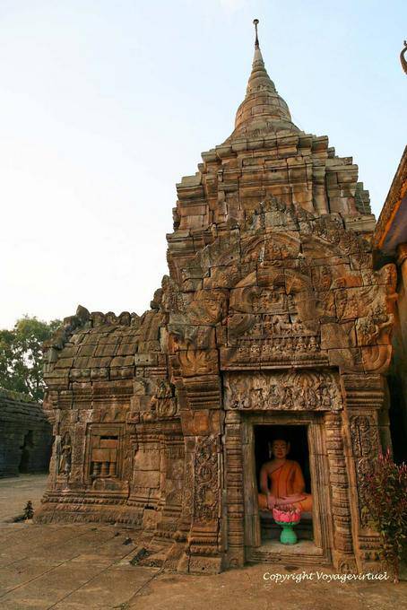 Central stupa and Buddha, Wat Nokor, Kampong Cham - Cambodia