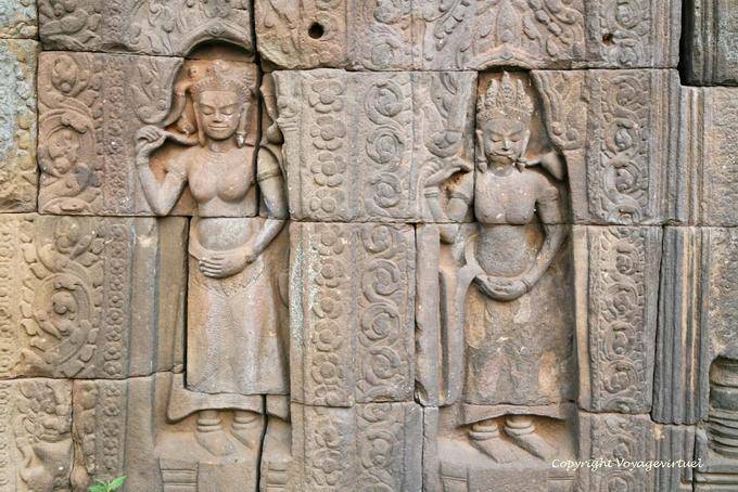 Apsaras sculptures of the sanctuary built in the eleventh century, Temple Nokor Bachey, Kampong Cham - Cambodia
