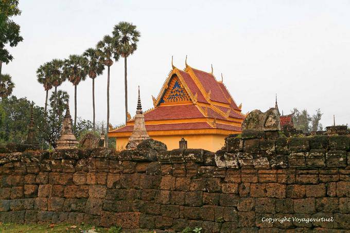 Wall laterite and sugar palms, Wat Nokor, Kampong Cham - Cambodia