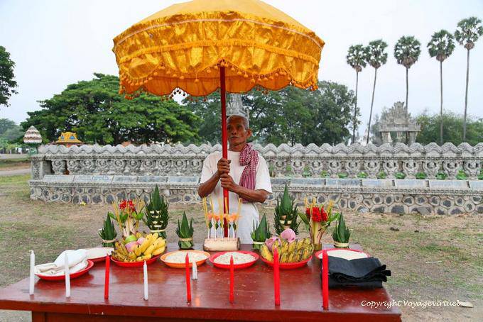 Altar with offerings Bachay Nokor pagoda, Kampong Cham - Cambodia
