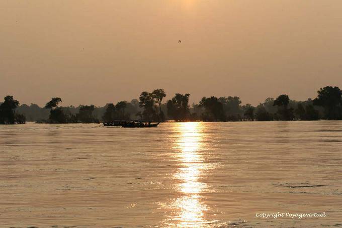 In search of dolphins on the Mekong River Kracheh (Kratie) - Cambodia