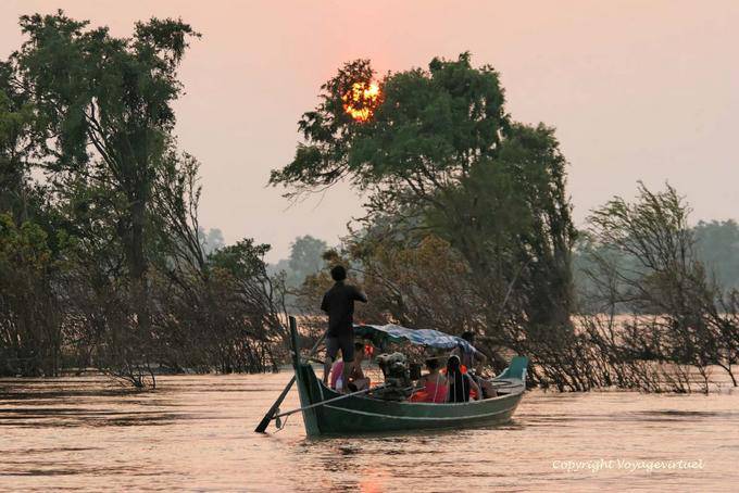 Boat on the Mekong River at sunset, Kracheh (Kratie) - Cambodia