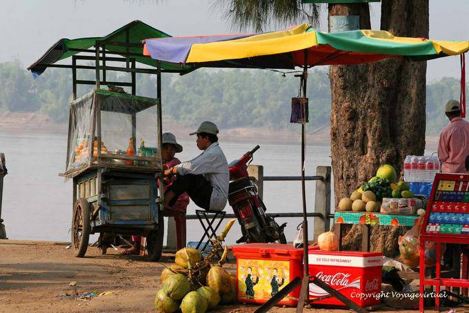 Stall at the edge of flauve, Kracheh (Kratie) - Cambodia