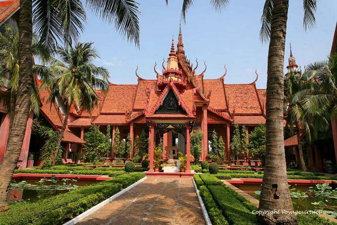 Under the canopy, the statue of the Leper King Angkor Thom, Phnom Penh Museum - Cambodia