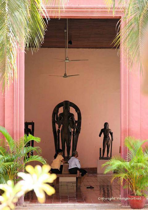 Sculpture of Vishnu with these 8 weapons, Museum Phnom Penh - Cambodia