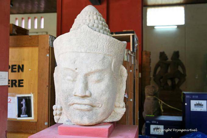 Devata head stone, Bayon style, 12th century, Museum Phnom Penh - Cambodia