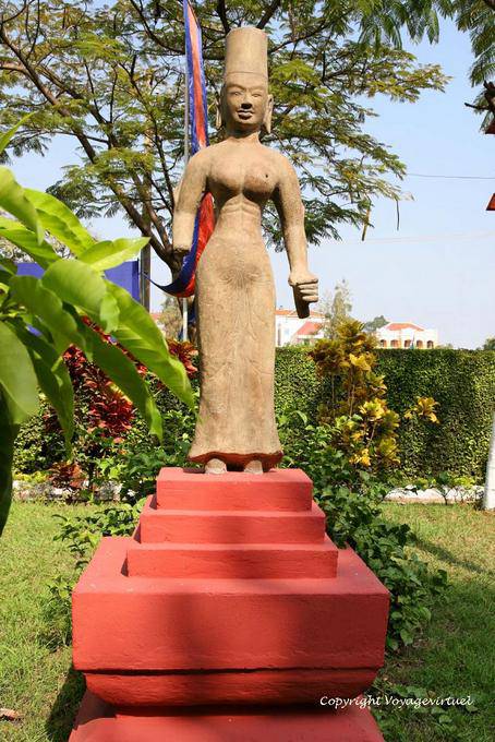 Female statue bearing the sampot, Phnom Penh museum garden - Cambodia