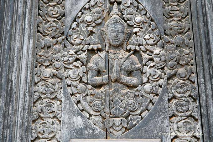 Wood carving, prayer, Museum Phnom Penh - Cambodia