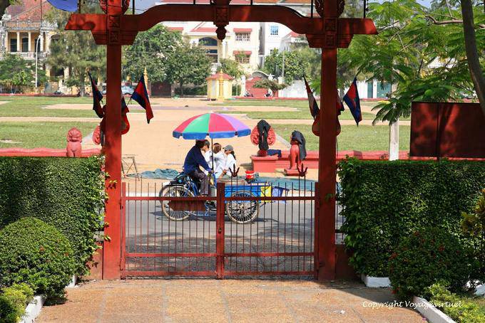 Scooter past the grid, Museum Phnom Penh - Cambodia