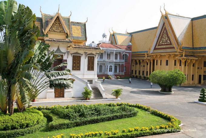 Front garden Prasat Khemarin, Royal Palace, Phnom Penh - Cambodia