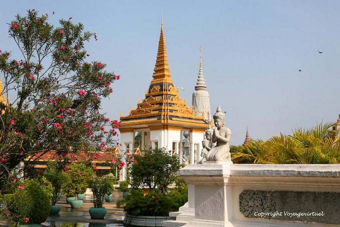 Mondapa Satra and Tripitaka walls of Wat Preah Keo, Phnom Penh - Cambodia