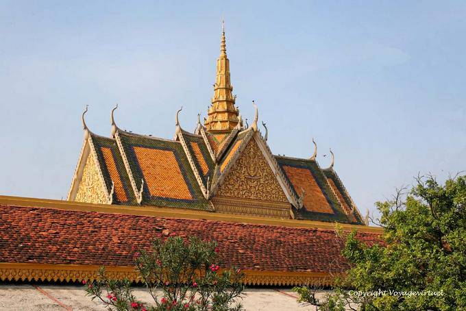 Behind the wall, the roof of the Silver Pagoda, Royal Palace (Phnom Penh) - Cambodia