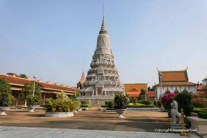 The stupa Norodom Suramarit seen from the esplanade of Wat Preah Keo, Phnom Penh - Cambodia