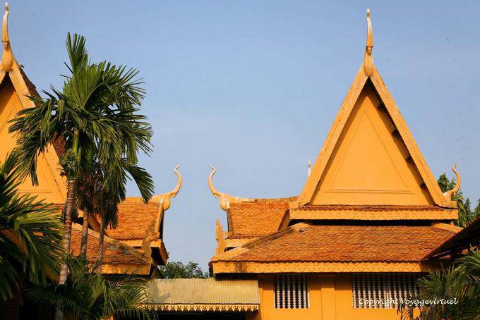 Face-to-face chofas de'éléphants in shape, Wat Preah Keo, Phnom Penh - Cambodia