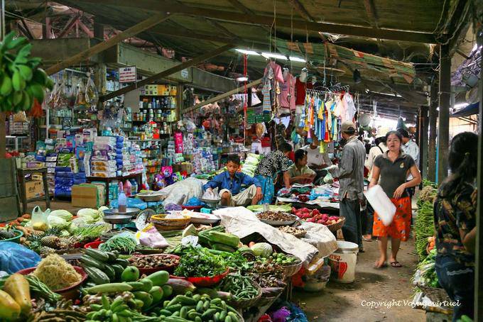Stalls in the old market in Siem Reap - Cambodia