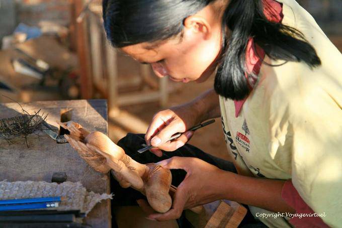 Meticulous work of a sculptor in wood, Siem Reap - Cambodia