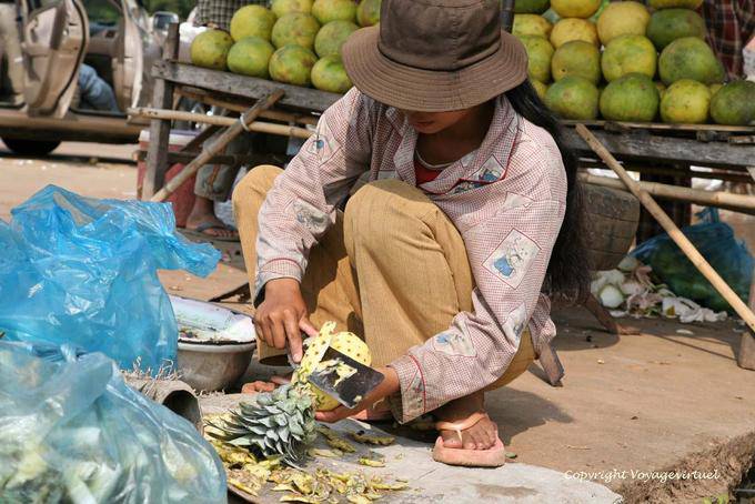 Peeling pineapple market Skun - Cambodia