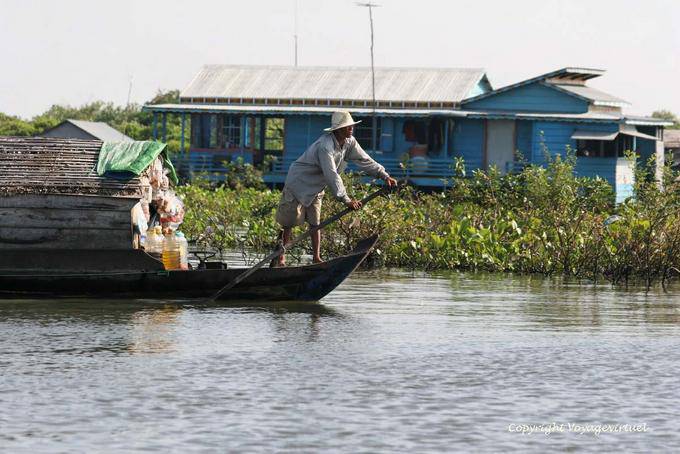 Gesture of the rower, Tonle Sap Lake - Cambodia