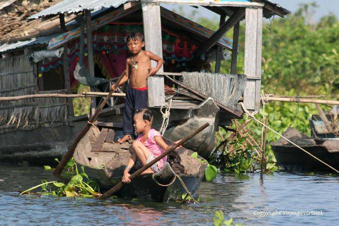 Children to maneuver, Tonle Sap Lake - Cambodia