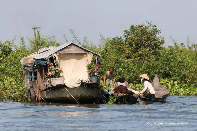 Floating and flowered house, Tonle Sap Lake - Cambodia
