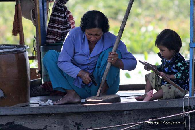 Size of family spikes, Tonle Sap Lake - Cambodia