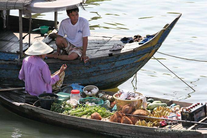 Passage of fruit and vegetable merchant, Tonle Sap Lake - Cambodia
