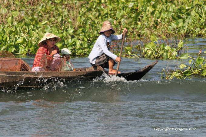 Rower in the wave, Tonle Sap Lake - Cambodia