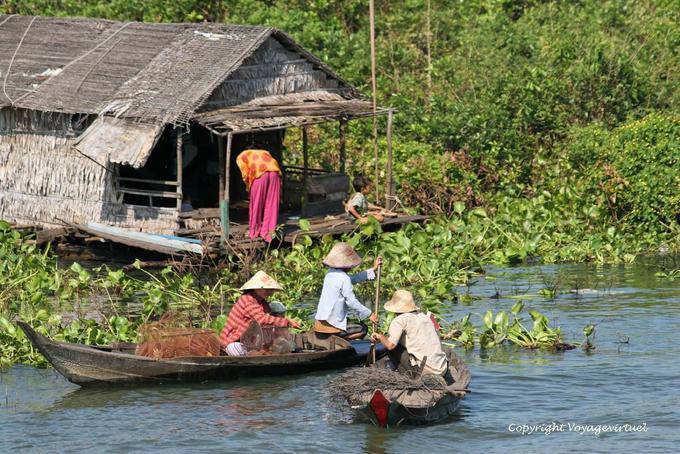 Exchange on the lake, Tonle Sap - Cambodia