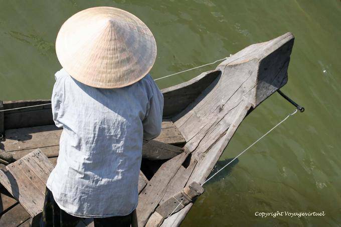 Bow of wood and conical hat, Tonle Sap - Cambodia