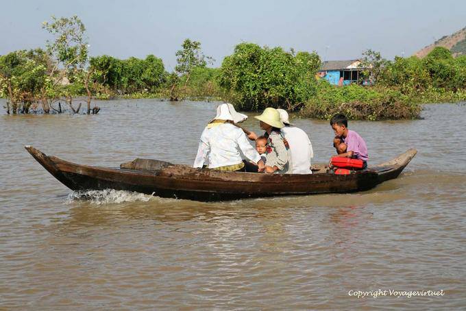 Family in a wooden canoe, Tonle Sap - Cambodia