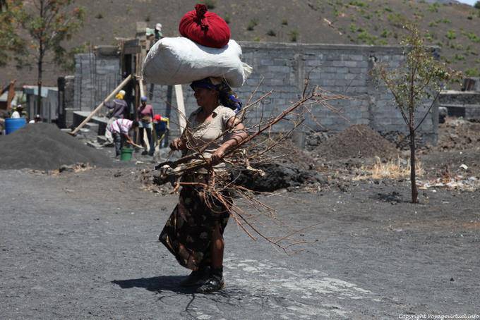 Fogo, Chã das Caldeiras, female work - Cape Verde