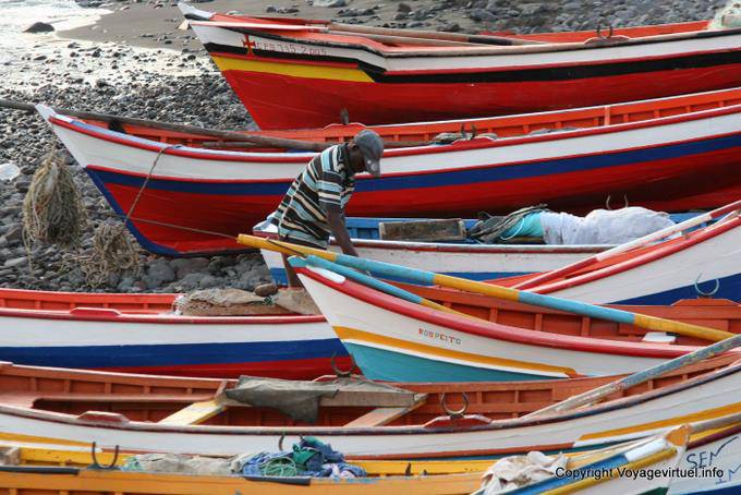 Santiago, Puerto Gouveia, colorful boats - Cape Verde