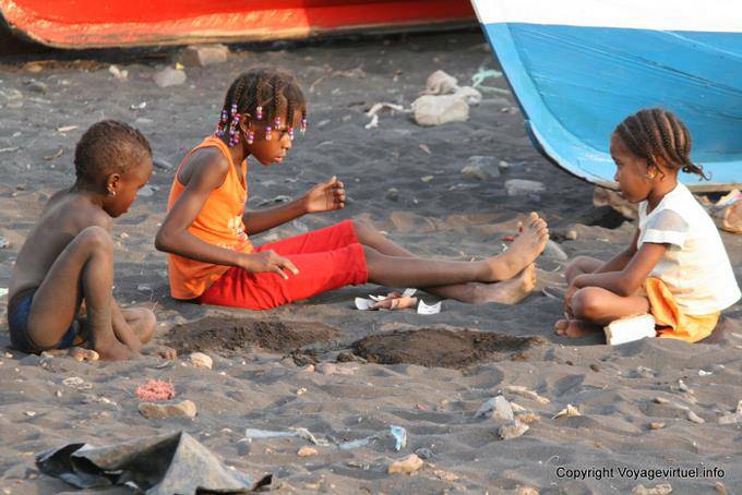 Santiago, Puerto Gouveia, childish games - Cape Verde