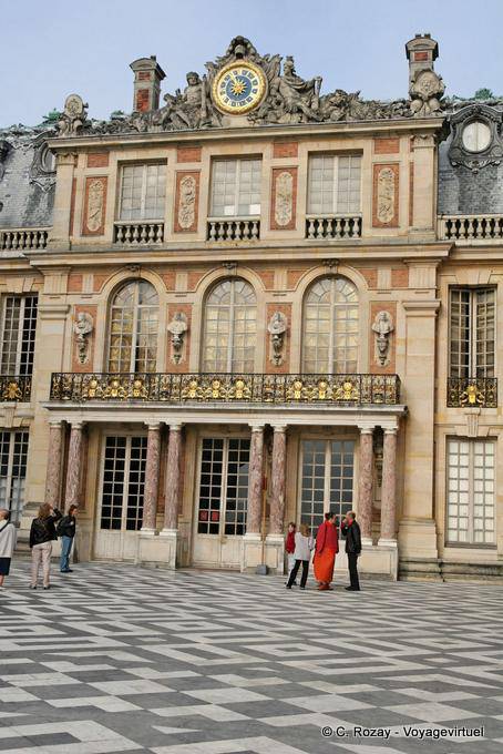 Clock and apartments at the attic, Versailles