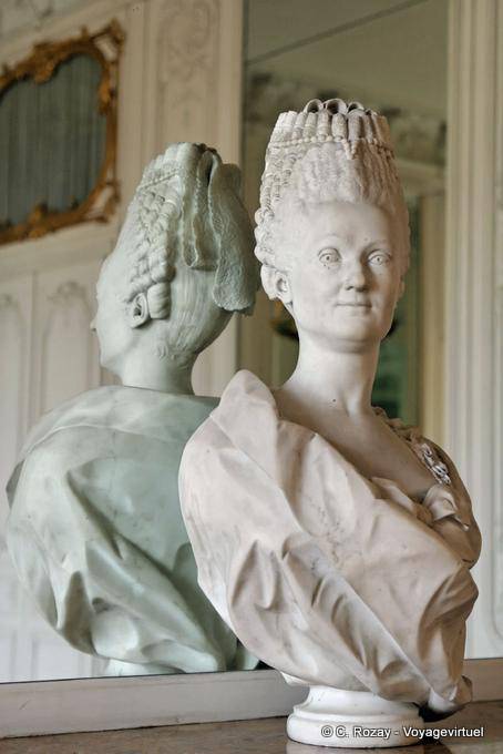 Bust in the mirror, Versailles