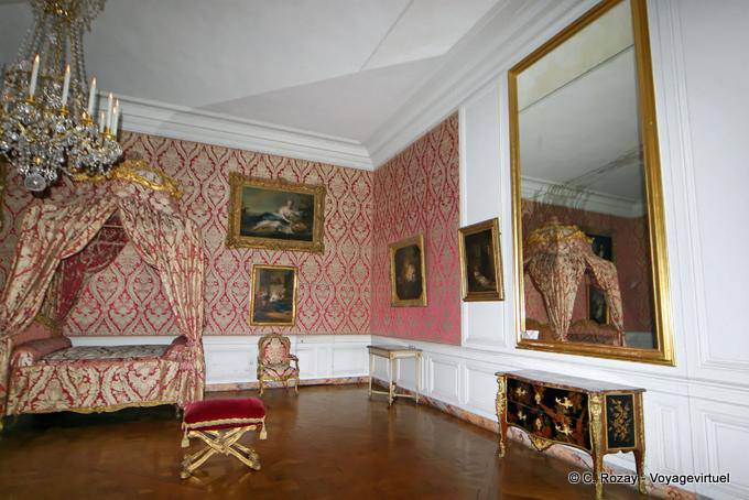 Apartment Dauphine, pink bedroom, Versailles