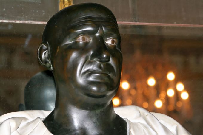 Room Hoquetons statue head by Alessandro Algardi, Versailles