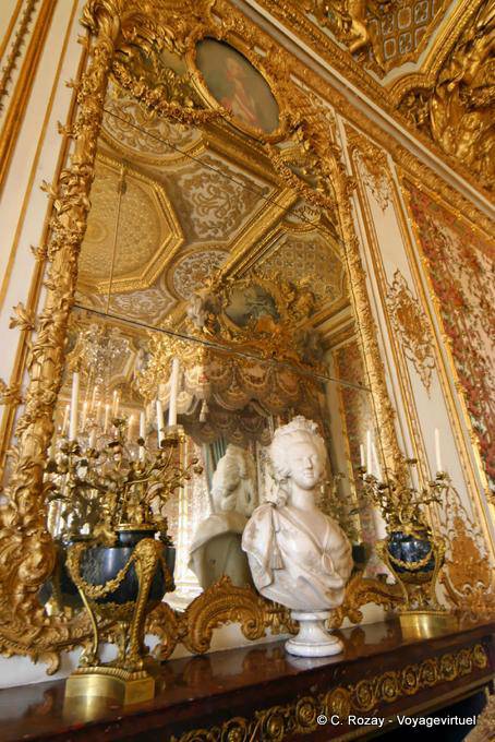 Queen's apartment, bust of Marie Antoinette by F. Lecomte, Versailles