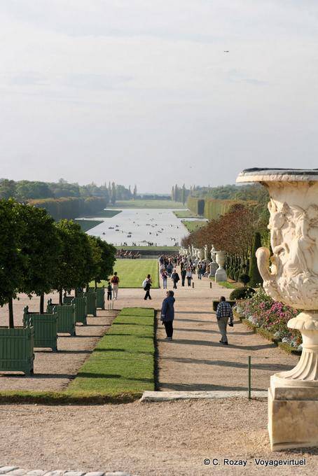 View the Royal Alley and the Grand Canal in Versailles