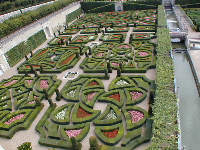 Passionate love, fickle, tender and tragic figures of the garden Villandry, France.