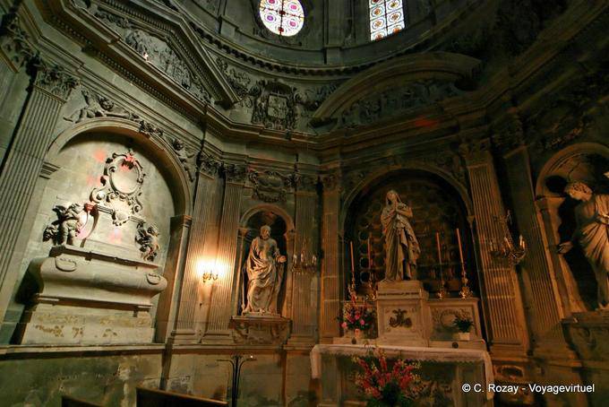 Chapel with a statue of the Virgin Mary, carved in 1838 by James Pradier, Notre Dame des Doms, Avignon, Provence, France