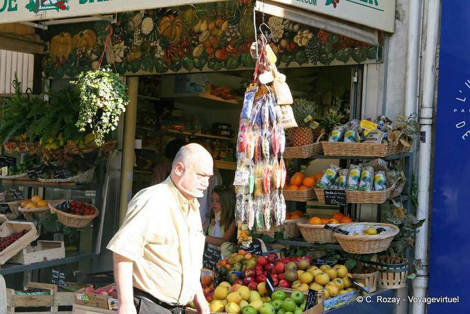 Passing stall fruit and vegetable merchant, Avignon, Provence, France