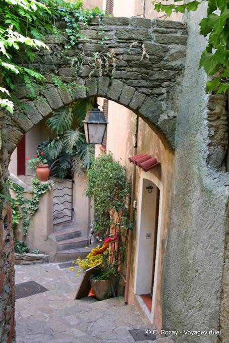 Bormes-les-Mimosas, old stones for history buffs, Provence, France
