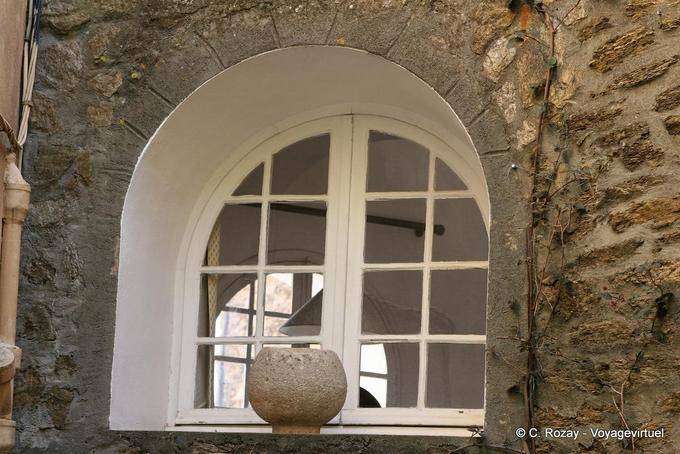 Bormes-les-Mimosas, window round pot, Provence, France