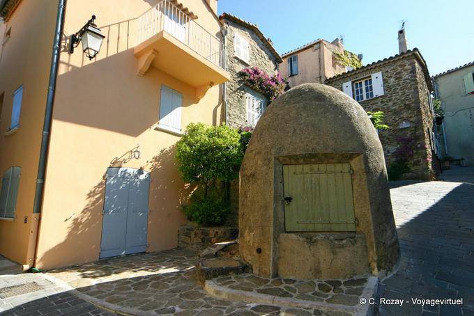 Gassin, rue du Vieux Puits, Provence, France