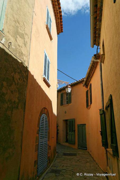 Ramatuelle, image of a typical street of the Midi, Provence, France