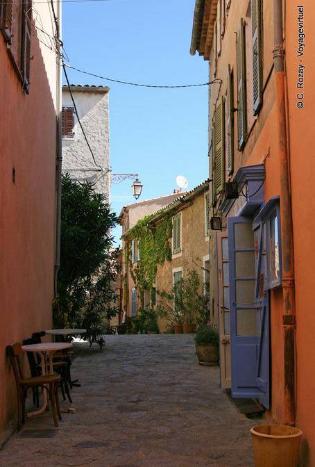 Ramatuelle, mini-terrace in a village street, Provence, France