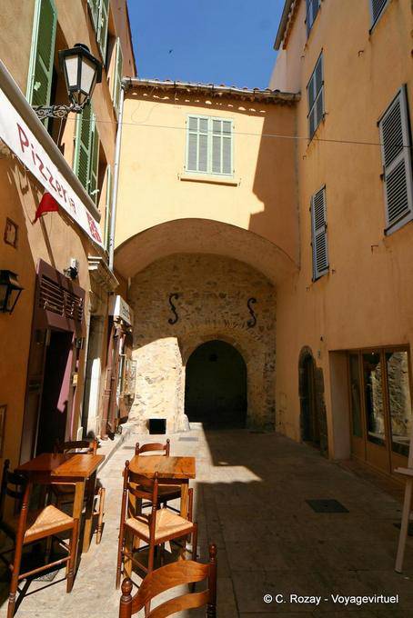 Saint-Tropez, pizzeria in a stalemate with traditional architecture, Provence, France